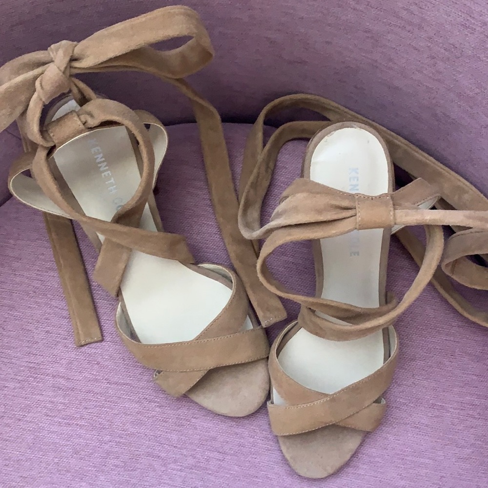 $60 msrp Kenneth Cole NY strappy tie block heels size 6